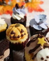 一口サイズの至福のハロウィンを ジジカップケーキのバタークリームカップケーキをハック お取り寄せはこちら jijicupcakes ウミエ ジジカップケーキ 神戸土産 神戸グルメ 神戸 三宮 kobe cupcakes バタークリーム ハロウィン