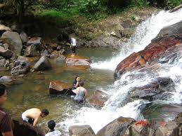 Dengan adanya gelongsor sebegini baru lebih seronok nak mandi manda di sini. Air Terjun Kota Tinggi Mapio Net