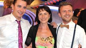 Andreas gabalier erhielt die nachricht, sein vater habe sich vor dem haus der familie mit benzin übergossen und angezündet. Andreas Gabaliers Mutter Huberta Uber Suizid Von Mann Und Kind