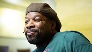 Christopher har taget ekstrajob for at holde liv i sin cafe: