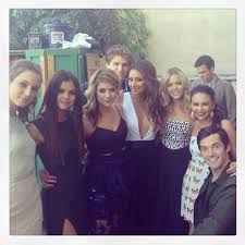 Selena Gomez Poses With Pretty Little Liars Cast Pretty Little Liars Little Liars Pretty Litle Liars