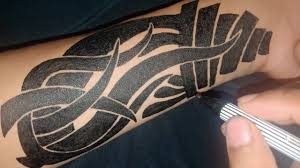 Where different tribe and cultures who piercing their skin with a sarp object with ink. Gambar Tato Tribal Simple Di Lengan