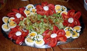 Salade De Tomates Salade Croutons Et Oeufs Durs Food Food Design Salad