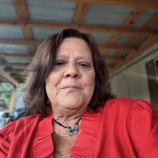 Carrie Underwood is a class act and what a wonderful moment for Randy  Travis. Watching the show, you could see the entire audience singing along  with the classic country songs as they