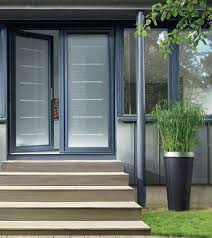 En vous orientant sur cette ligne de produits vous avez la possibilité de personnaliser votre entrée grâce aux différents vitrages. Porte D Entree Vitree En Aluminium Toise K Line Porte Entree Vitree Entree Portes