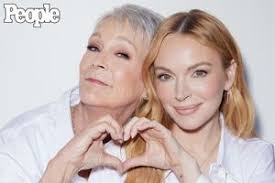 Jamie Lee Curtis Has NSFW Reaction to Allison Janney's Pantsless Red Carpet  Appearance