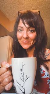 When you're not sure who the photo bomber is…you or your cup of coffee ☕️