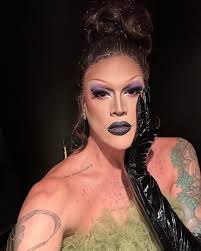 salut 👋🏼 je suis goth ! . . . . . . . . . . . #dragqueen #drag #quebec  #queen #artist #rpdr #localqueen #instadaily #insta #gaycanada #makeup  #cosmetics #canadiandrag #dragqueens #makeup #queer #gay #pride