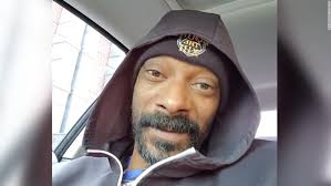 Snoop dogg is a west coast rapper who evolved under the tutelage of dr. Snoop Dogg Stormed Off Of Twitch But Forgot To Turn It Off Cnn