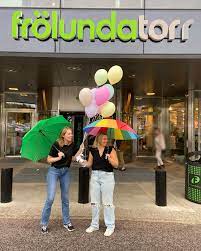 It is one of the largest shopping centres in scandinavia, with approximately 200 shops and more than 10 million visitors in 2009. Frolunda Torg Frolunda Torr Sant Ha En Helt Facebook