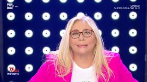 Su rai 2 invece è andata regolarmente in onda la puntata di detto fatto. Mara Venier Irrompe A La Vita In Diretta La Reazione Di Alberto Matano Lanostratv