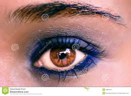 Sie müssen sich daran erinnern, dass weibliche augen sehr gut mit einer kräftigen und geschlechtsneutralen farbe wie blau arbeiten. Blaues Augen Make Up Schones Augen Make Up Makro Stockbild Bild Von Apply Verfassung 48984917