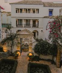 Its doors open out to the jewish quarter, within the vicinity of the alcázar de los reyes cristianos, the royal stables, the 10th century caliphate baths and the synagogue. Las Casas De La Juderia De Cordoba Cordoba Andalucia Spain