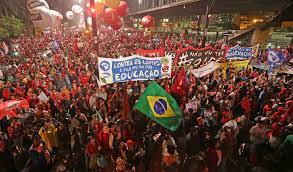Na frente da manifestação, 18 pessoas seguraram cartazes com os nomes das vitimas da chacina de osasco e barueri — foto: Contribuicao Para Uma Estrategia De Esquerda Plural E Democratica Tarso Genro Brasil 247