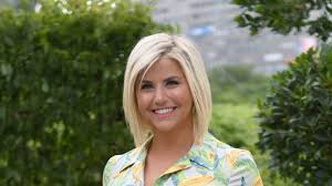 War es zwischen ihnen beiden sympathie auf den ersten blick? Beatrice Egli Schlagerstar Lockt Seine Fans Mit Xxl Dekollete News De