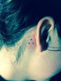 'tres puntos', means 'my crazy life,' also used in spanish tattoos and translated as 'mi vida loca.' this phrase features in a lot of mexican tattoos and is linked in prison and gang culture to the older, 'smile now, cry later' tattoos. Pin En 7 Body Art Hair Artes Del Cuerpo Cabello