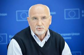 Dorëheqje e vullnetshme, apo detyrim për t'u larguar? Paqartësia e  ndërrimit të komandantëve në FSK