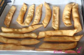 La ricetta originale prevede che vengano fritte, le chiacchiere al forno sono comunque ottime e ci si può concedere di assaporarne qualcuna in più. Qlk5oaaxzo86zm