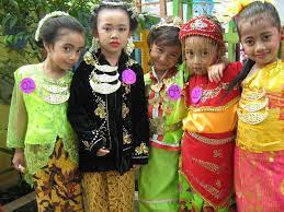 Maybe you would like to learn more about one of these? 15 Baju Tradisional Yang Dipake Anak Kecil Ini Emang Nggemesin Bikin Kamu Nggak Sabar Punya Anak Juga