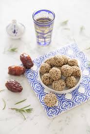 Energy Balls Orientales Aux Dattes Et Sesame Recette Dattes Energy Balls Recette Recette Dattes