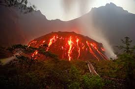 Beberapa letusan gunung berapi di indonesia, seperti gunung raung di bali dan gunung sinabung di sumatera utara dapat dikategorikan sebagai tipe strombolian yang mengeluarkan lava yang cair tipis, tekanan gas yang sedang, material padat, gas, serta cairan. Sejarah Gunung Berapi Di Malaysia