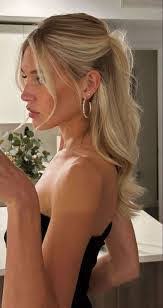 Lily Hodges's Instagram, Twitter & Facebook