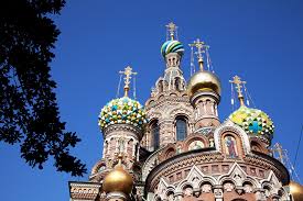 Hoewel meer en meer hoger opgeleide jongeren engels leren, spreken de meeste volwassenen alleen russisch. Stedentrip St Petersburg Mix Van Oost En West Kim Van Dam