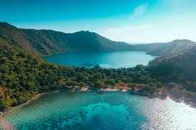 Danau air asin danau yang berada di dekat pantai ini airnya bisa berubah warna menjadi merah dan merah jambu. Dekat Pulau Moyo Pulau Satonda Tawarkan Pesona Danau Di Tengah Laut Where Your Journey Begins