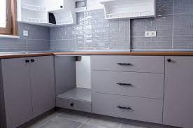 Özellikle evin diğer bölümleri ile de uyum sağlaması ve beyaz ile birlikte siyah, gri, mavi gibi renklerin uyumu da mutfaklara farklı bir şıklık. Gayrettepe De Mat Gri Beyaz Klasik Mutfak Dolaplari Besiktas Mutfak