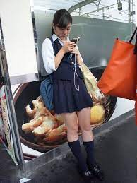 画像】駅のホームでスマホに集中してるＪＫちゃんをﾊﾟｼｬﾘ | JKちゃんねる|女子高生画像サイト