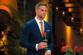 One single man casts several women before to stay in a house near him. Der Bachelor 2020 Lasst Den Zicken Krieg Beginnen Unterhaltung Stuttgarter Nachrichten