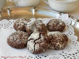 Vabbè diciamo che il cioccolato fondente già di solito è più salutare rispetto a quello al latte anche se a me piace moltissimo quello al latte lo ammetto eh e soprattutto è piace tanto ai bambini però i biscotti sono già tanto dolci e quindi secondo me il cioccolato fondente riequilibra un po' la dolcezza del della faccenda. Biscotti Morbidi Al Cioccolato Fondente Ricetta
