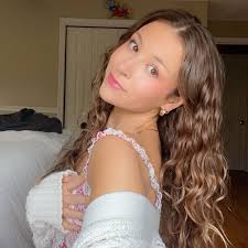 Holly Reardon's Instagram, Twitter & Facebook