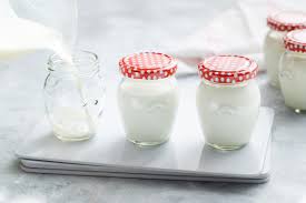 Il procedimento per fare lo yogurt in casa senza yogurtiera è molto più lungo ed articolato: Yogurt Fatto In Casa Come Prepararlo Con E Senza Yogurtiera Anche Di Soia