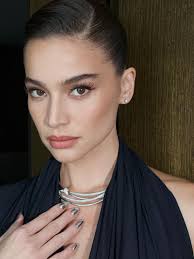 🕶️ @annecurtissmith Hair by @santiagoraymond Nails by @mimsqiu Makeup by  me #makeupbyrobbiepinera