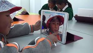 Existen muchas otras teorías en torno a por qué y cómo los seres humanos acceden al conocimiento, como la de pávlov, quien afirma que el conocimiento se adquiere a partir de la reacción frente a estímulos simultáneos; Aulas Interactivas Una Solucion Para La Educacion Video Miscelanea Correo