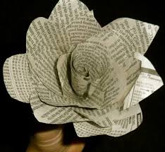 Basteln Mit Zeitungspapier Kreative Anwendungen Mit Anleitung Lampe Bastelideen Zeitungspapierrollchen D Basteln Mit Zeitungspapier Rosen Basteln Basteln