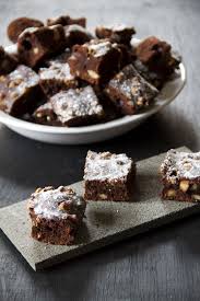 Quadrotti Al Cioccolato Nocciole E Cioccolato Bianco Quasi Dei Brownies Ricette Dolci Cioccolato Dolci