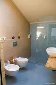 Resina Su Pareti Bagno E Doccia Arredamento Piccolo Bagno Bagno Minimalista Bagni Stretti E Lunghi