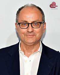 Un'esperienza immersiva, a metà tra realtà aumentata e videogioco. In "F1",  di Joseph Kosinski, sembra di essere in pista con i protagonisti del film!  🎬 Una pellicola che nel suo primo weekend