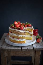 Im sommer gibt es eine schier überbordende vielfalt an frischem obst für köstliche kuchen und torten. 26 Erfrischende Sommertorten Die Mit Der Sonne Um Die Wette Strahlen