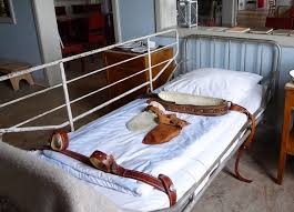 Pin On Psychiatriemuseum Straitjacket Restraint Netzbetten Psychiatry Patienten Fixierung