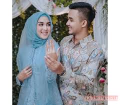 Tampil manis dengan warna pink. Baju Kebaya Couple Kancing Depan Biru Soft Fashionsista Co Model Model Fashion Terbaru 2021