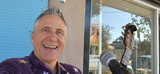 Alan Doyle singing "Laying Down To Perish" in the CCMA In The Round