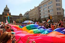Duhového průvodu, který se neuskuteční kvůli vládním protiepidemickým opatřením. Hithit 50metrova Duhova Vlajka Pro Prague Pride 2013