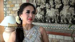 Potret model pameran otomotif yang tetap cantik meski gunakan face shield. 35 Ide Model Baju Paramitha Rusadi Maria Space