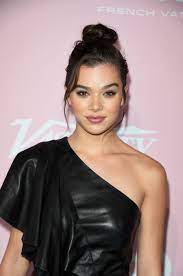 To end the year in the best possible way, we're highlighting 10 female celebrities who totally crushed the fitness game in 2017. Hailee Steinfeld Hailee Steinfeld Steinfeld Celebrities Female