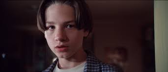 Small soldiers is a 1998 american science fiction action film directed by joe dante from a story by ted elliott and terry rossio.it stars kirsten dunst and gregory smith, along with the voices of frank langella and tommy lee jones.it depicts two factions of toys programmed with military microprocessors, putting the neighborhood in danger when one faction turns violent in their effort to. Retro Nerd Girl Movie Reviews Small Soldiers 1998 Movie Review W Spoilers