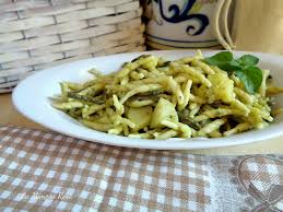 Una volta trascorso il tempo di cottura, colate pasta e fagioli, metteteli in un piatto di portata, aggiungete il pesto intiepidito, le patate e le olive nere. Trofie Al Pesto Con Patate E Fagiolini La Mimosa Rosa