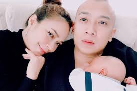 Nora, 35, yang bersalin melalui pembedahan caesarean itu melahirkan bayi seberat 2.98 kilogram di hospital swasta di ibu kota. Nora Danish Dedah Rahsia Susut 10kg Lepas Bersalin